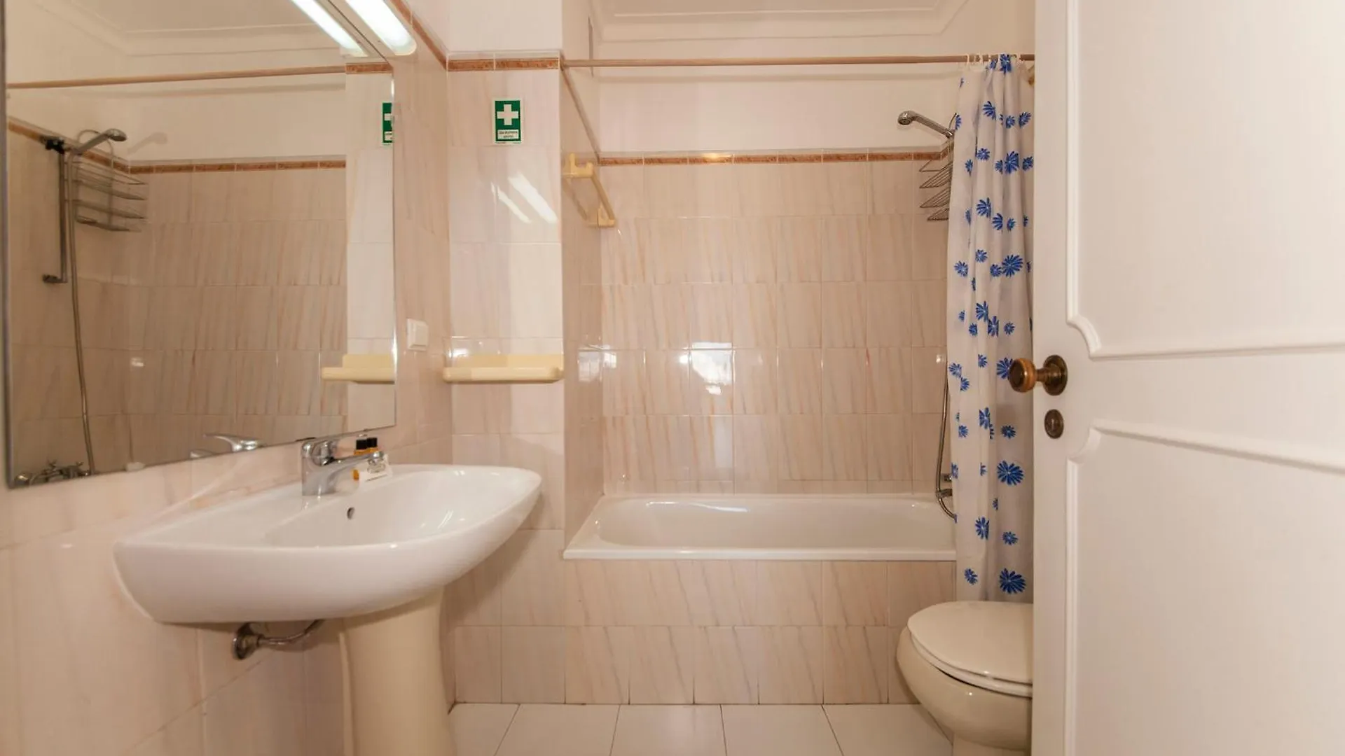 B25 - Candimar Beach Apartment Portimao 0*,  Portugal